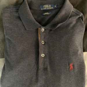 Polo Ralph lauren  - Nytt  Polo Ralph lauren  Lång ärmad  Slim fit  Storlek S Använt 2 gånger  Inga konstigheter  Inga fläckar  Inga missfärgat  Som ny 