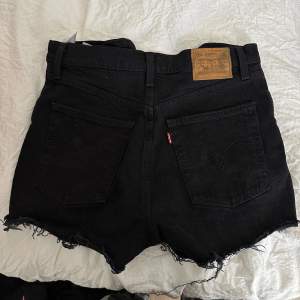 Jeans shorts från Levis i modellen ribcage shorts. Storlek 27 vilket motsvarar ungefär s/m 