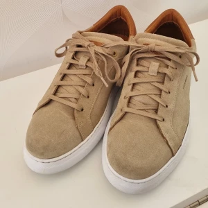 Strömberg Gazzi sneakers beige - Strömberg skor i nyskick endast använda 3ggr, storlek 43. Nypris 1500kr mitt pris 800kr