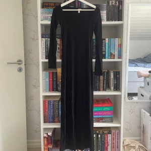 Klänning - Fin långärmad klänning från Nelly i modellen ”slim long sleeve dress”. Klänningen är helt ny & endast provad! Storlek XS, men mer som en S🤍