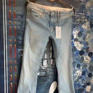 Calvin Klein jeans -ljusblå denim  - Dessa är jättesnygga ljusblå lågmidadje jeans som jag säljer från Calvin Klein. Det är helt nya och har tags på och perfekt för alla tillfällen! Priset 700. Skriv till mig om du är intresserad eller några funderingar. Har även en fläck men går bort💗