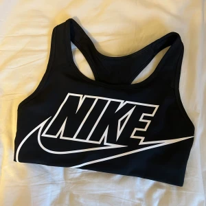 Nike sportbh!! 🥰 - En super skön sportbh ifrån Nike i storlek XS, (utan vaddering). Den är köpt på Stadium för ungefär ett år sedan, använd endast en gång 💗