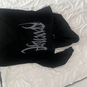 Svart Revenge Hoodie - Svart Rhinestone Hoodie med back-och front print från märket Revenge. Skick - Aldrig Använd Passform -  Cropped Fit, Baggy till Regular beroende på personen,   Storlek - L till XL för män, XL-XXL för kvinnor