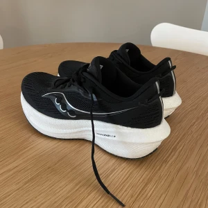 Saucony Triumph 21 - Saucony Womens Triumph 21 svart/vit. NYSKICK - använda 1 gång! Nypris: 2195:-