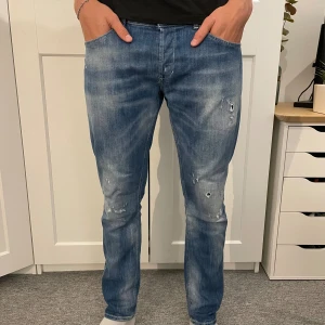 Dondup George - Säljer dessa Dondup George jeansen i väldigt bra skick. Nypris: 2999. Pris går att diskuteras. Tveka inte på att höra av dig!