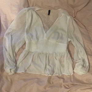 Vit blus  - Supersöt blus i storlek xl men sitter jättefint på mig som annars har s