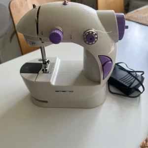 Smidig symaskin  - Smidig och liten symaskin, fungerar superbra med både över och undertråd 