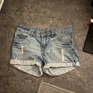 Miss Milla shorts - Super snygga mångmiljardär shorts från Miss Milla, i st 38!! Aldrig använda!