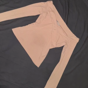 Beige / ljusrosa off shoulder topp - Supersnygg beige / rosa off shoulder topp som jag älskade förr men använder inte längre. Storlek M från NLY, passar mig som brukar ha XS/S. Superfint skick trots sparsamt använd 💖😍