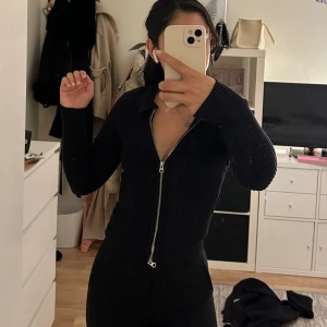 Tröja med dragkedja - Tröja från Bikbok. Justerbar dragkedja både uppe och nere på tröjan. Väldigt stretchig passar XS, S och M