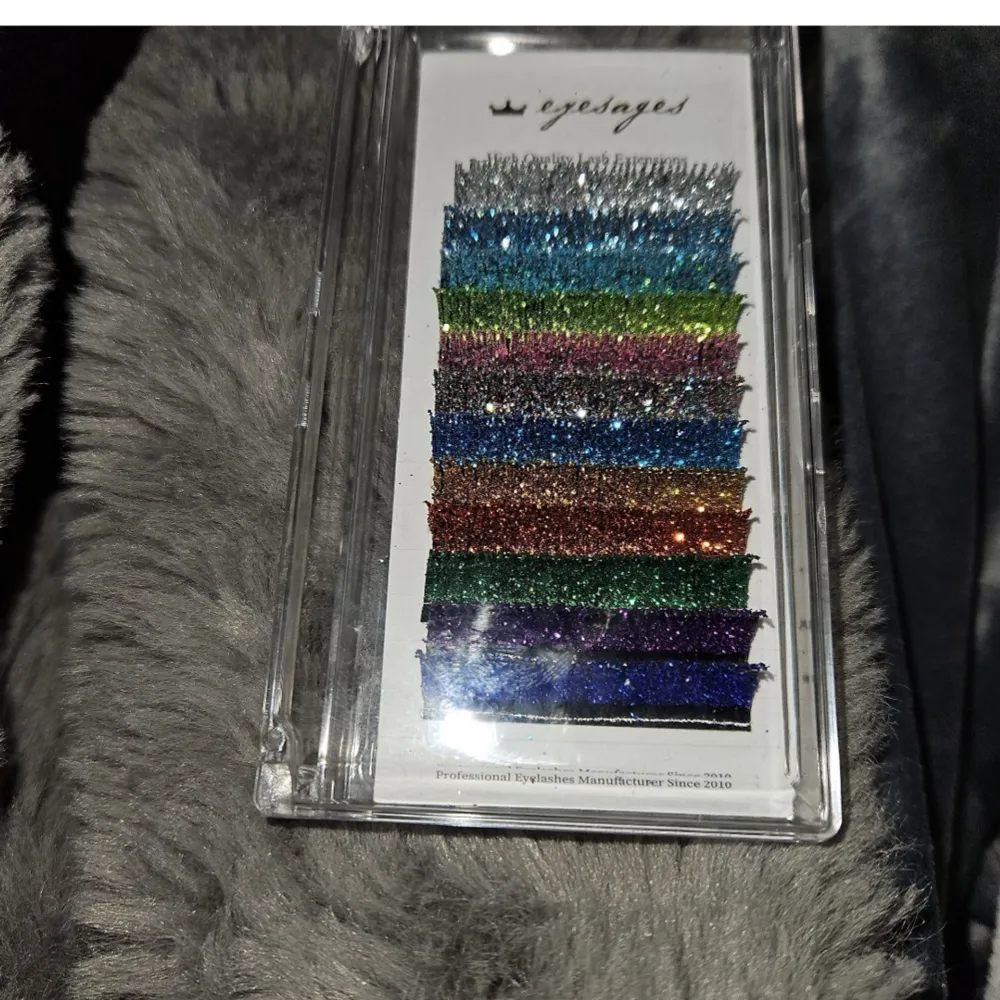 Oöppnad Blanda färger Glitter ögonfransförlängningar för VM Halloween Christmas Shinny Individual Lashes Fluffy Beauty Mink Ögonfransar Namn: Glitter Color Lash. Står på asken hur många m.m. Dom sista bilderna är lånade då jag visar nypriset .. Skönhet.