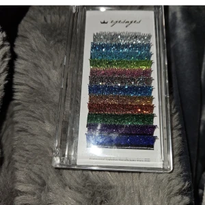 Färgad fransförlägning - Oöppnad Blanda färger Glitter ögonfransförlängningar för VM Halloween Christmas Shinny Individual Lashes Fluffy Beauty Mink Ögonfransar Namn: Glitter Color Lash. Står på asken hur många m.m. Dom sista bilderna är lånade då jag visar nypriset .