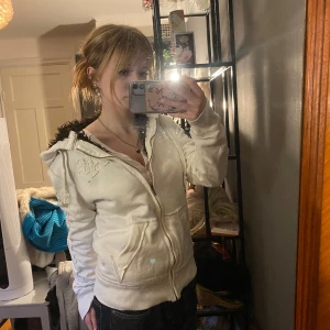 Aéropostale zup upp hoodie💞 - Super vacker vit aéropostale zip upp hoodie med mörkbrunt fluff på insidan💞