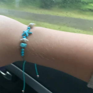 Utomlands armband ☀️ - Jag har bara använt armbandet 2-5 gånger ! Man kan spänna in de och de är så fint men jag känner inte att de kommer till användning 😊