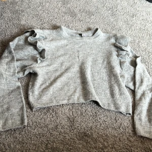 Grå långärmad tröja 🩶 - Jätte fin långärmad volang tröja🩶🤍 den är stickad och är i bra skick ❣️