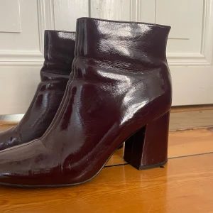 Vinröda boots - Ankelboots i strl 40.  8 cm klack, mkt fint skick.