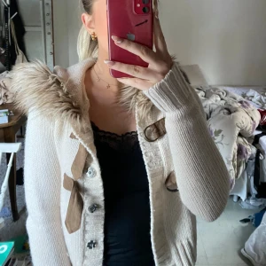 Stickad kofta med päls - Jättesöt kofta 