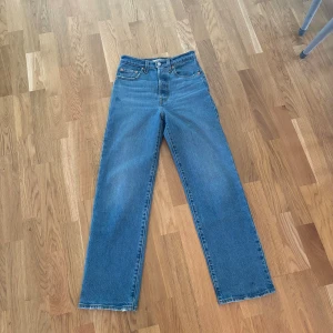 Levis ribcage ankle jeans, säljes eller bytes - Superfina Levis jeans, modell ribcage straight ankle. Storlek 24/29. Använda två gånger (ej tvättade) då de är för små för mig tyvärr. Önskar byta till storlek 25-26/29.  https://www.levi.com/SE/sv_SE/klader/dam/jeans/ribcage-ankeljeans-med-r