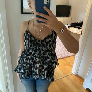 Leopard mönstrad linne - Så fint volang linne med leopard print, storlek S💞
