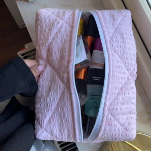 Egengjord rosa necessär - En rymlig necessär som är helt perfekt till sommaren🥰