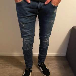 Säljer ett par Replay Anbass jeans | Skick : mycket bra | Modellen är 179 lång och väger 70kg | Storlek : 29/32 