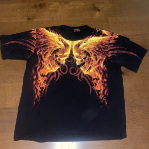 As Fet Affliction/SpiralDirect T-Shirt XXL - Oversize graphic T-shirt (Affliction/SpiralDirect) Helt i nyskick och endast prövad. Den är i storlek XXL, hör av dig om du vill ha fler bilder eller har frågor💯👍
