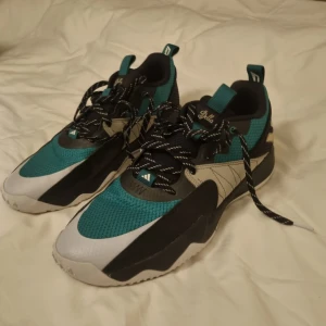 Basket skor adidas  - Adidas Basket skor knappt använda, ny skick.