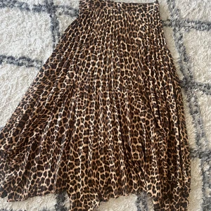 Leopardkjol från Zara - Säljer denna fina kjol från zara i leopardmönster. Knappt använd så är i väldigt bra skick. 