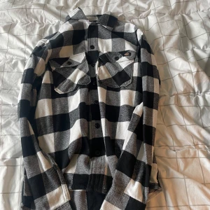 Rutig dickies skjorta - Svart vit rutig dickies skjorta oanvänd 