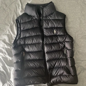 Polo Ralph Lauren väst - Snygg polo väst som har inga hål men kedjan är trasig men går säker att fixa pris kan ändras