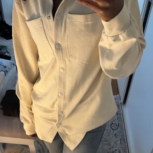 Vit tröja med krage  - Säljer vit tröja med krage aldrig använt tjockare material än en skjorta💗