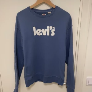 Levi’s sweatshirt - Säljer min blåa Levi’s sweatshirt i storlek XS! XS kan vara lite missvisande då plagget känns storleken S. Skicket är strålande. Köpte tröjan för 749 på carlings.