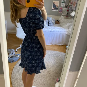 Klänning  - Klänning från Zaras barnavdelning med superfint mönster. Säljer då den inte sitter så bra på mig längre. Aldrig använd och därav i nyskick! 💗