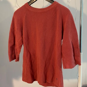 Stickad tröja  - Bra skick! Något vida 3/4 - ärmar. 100% bomull.