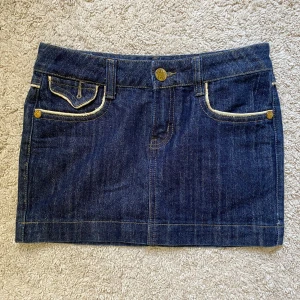 Jeanskjol  - Superfin jeanskjol i fint skick. Köpt här på Plick men säljer vidare då den tyvärr inte passade så bra. Midjemått = 35 cm💗