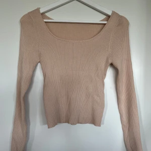 Långärmat topp - Jättefin beige topp i ribbat material. Bara använd 1 gång. 🌸🩷