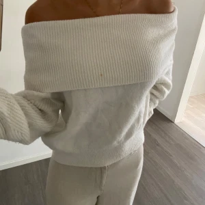 Långärmad stickad tröja  - Använd ett par gånger. Lite knottrig och en väldigt liten fläck vid bröstkorgen. Står inte storlek men antar att de är S/M. 