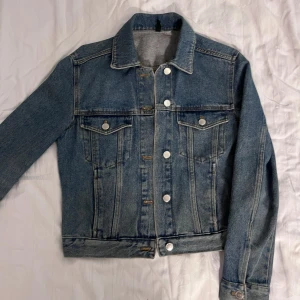 Jeansjacka - Jeansjacka i jättebra skick, oversized för att vara strl 34 🌸