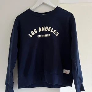 H&M collegetröja blå  - Ny oanvänd inget att anmärka på.  Normal i storlek💕