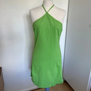 H&M grön halterneck klänning  - Super fint skick inget att anmärka på.  Normal i storlek🫶🏻