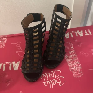 Super snygga skor!!! - Dessa svarta super snygga skor är och perfekta för medelårluga barn🫶