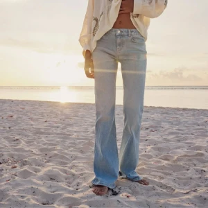 Zara lågmidjade bootcut  - Zara lågmidjade bootcut i strl 42. Lånade bilder. 