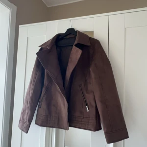 Jacka  - Säljer denna skitsnygga jacka som jag tyvärr inte vet vad jag ska styla till🥰Är liten i storlek så skulle nog säga att de egentligen är en M eller lite större S