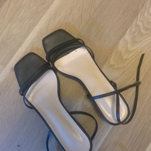Stilrena klackskor - Knappt använda, säljer då dom är lite stora för mig. Supersnygga och bra skick!