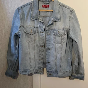 En ljusblå jeans jacka  - Helt ny utan prislapp