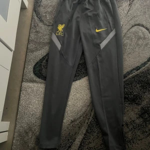 Liverpool tracksuit  - Prisen kan sänkas 