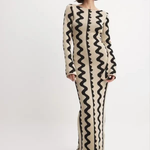 Beige klänning - Beige stickad klänning med fint mönster