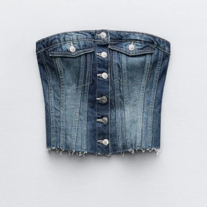 Jeans top - Zara denim jeans top, jag har använt den 2 gånger och den är i ny skick! Priset kan diskuteras💞