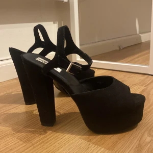 Klackar  - Helt nya klackar från Nelly i storlek 39 men mer som en 37-38 