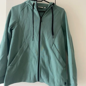 Sail Racing zip-hoodie  - En grön Sail Racing kofta i storlek S. Har använts i några dagar.
